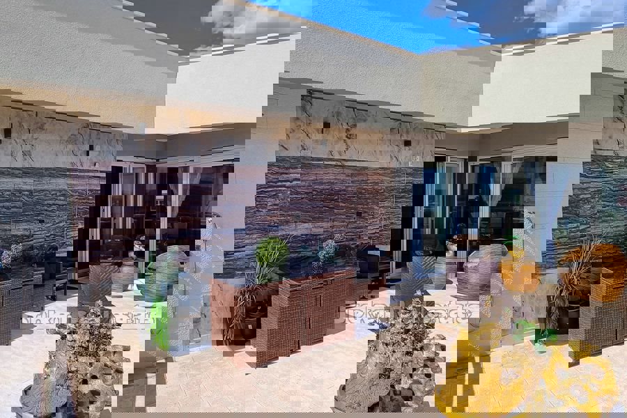 Lussuoso attico con vista sul mare aperto