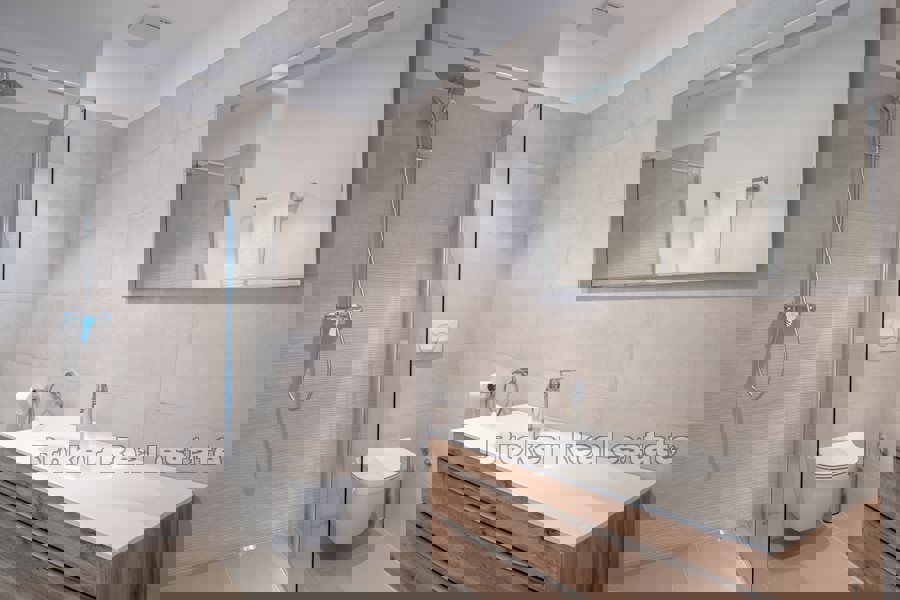 Villa di nuova costruzione con piscina e vista mare