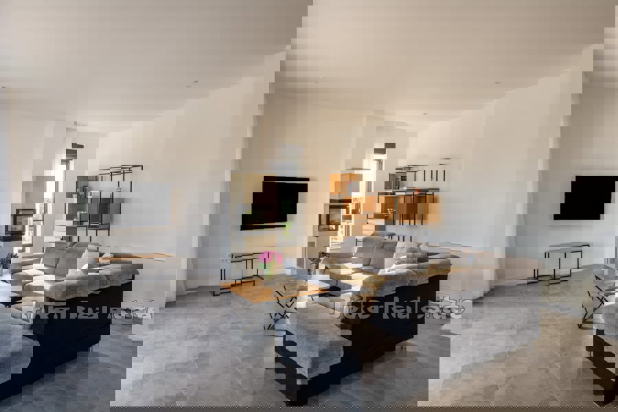 Villa di nuova costruzione con piscina e vista mare