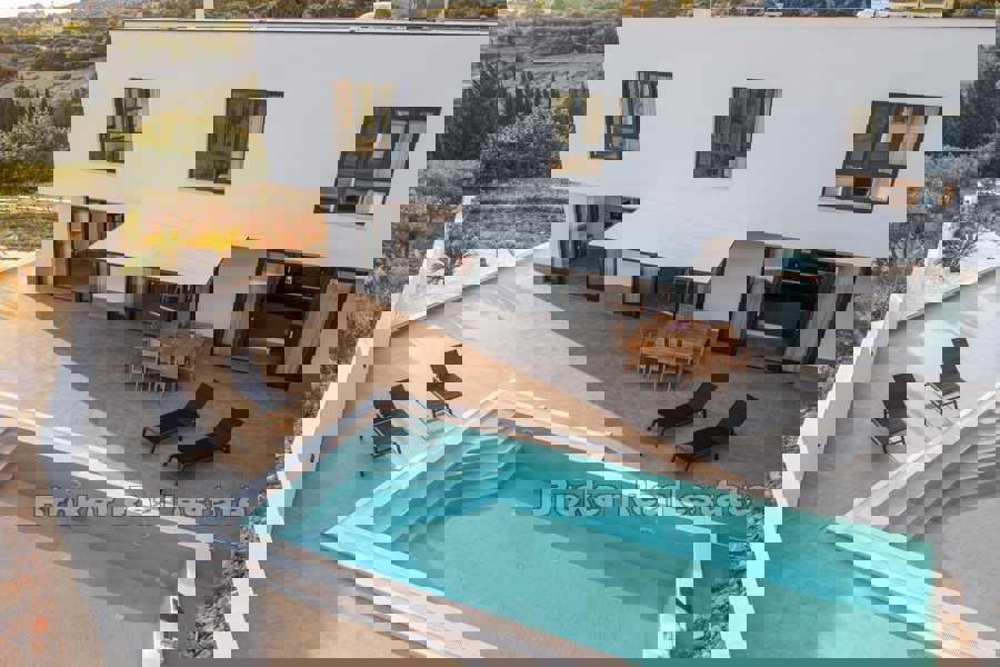 Villa di nuova costruzione con piscina e vista mare