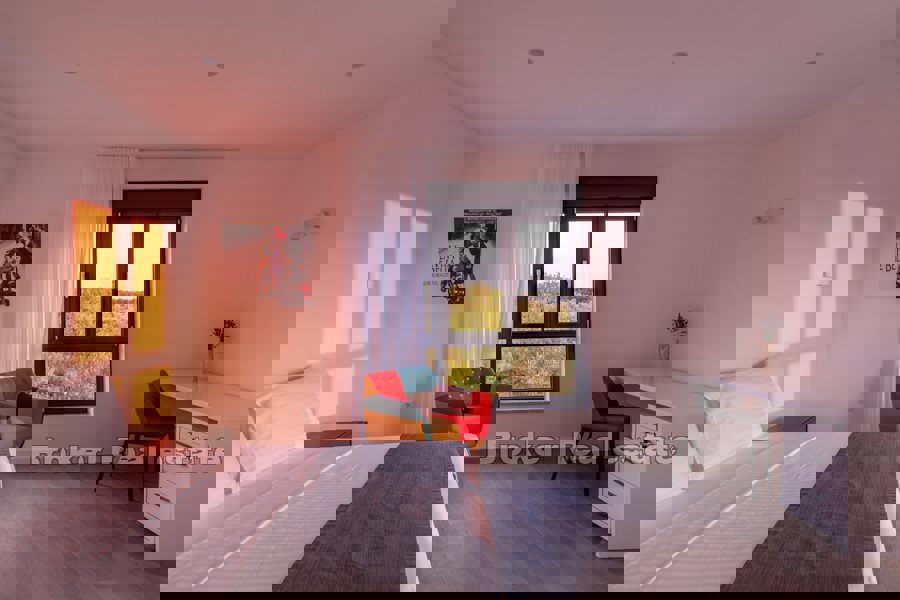 Villa di nuova costruzione con piscina e vista mare