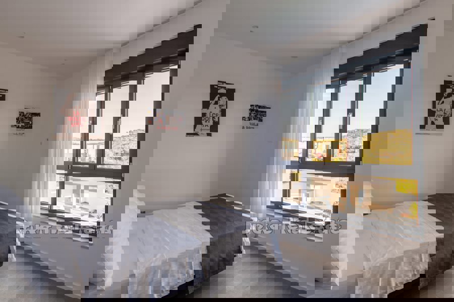 Villa di nuova costruzione con piscina e vista mare