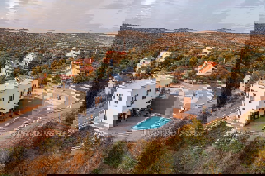 Villa di nuova costruzione con piscina e vista mare