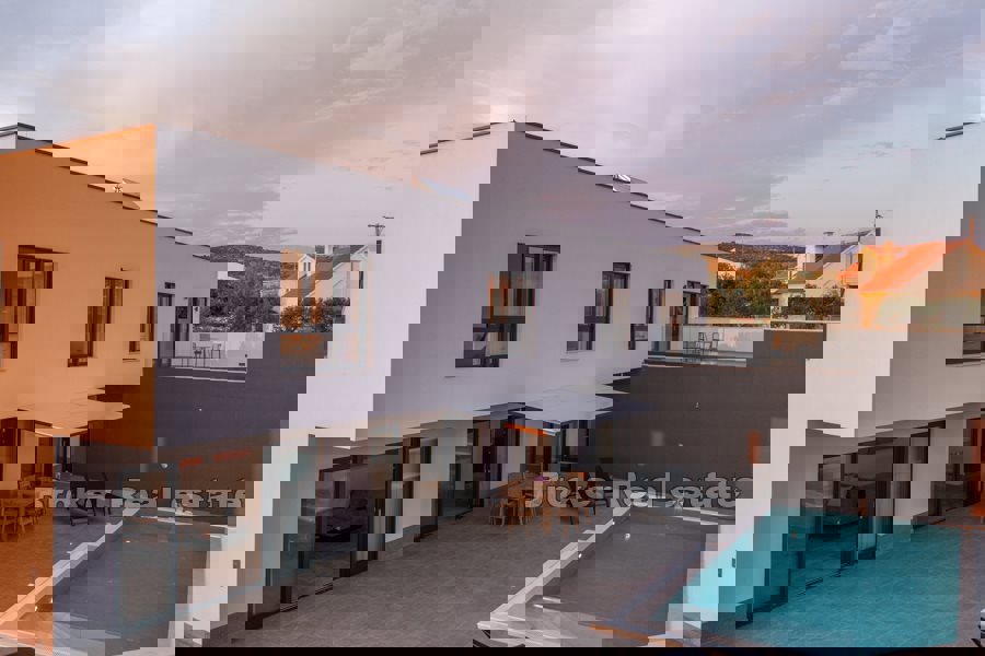 Villa di nuova costruzione con piscina e vista mare