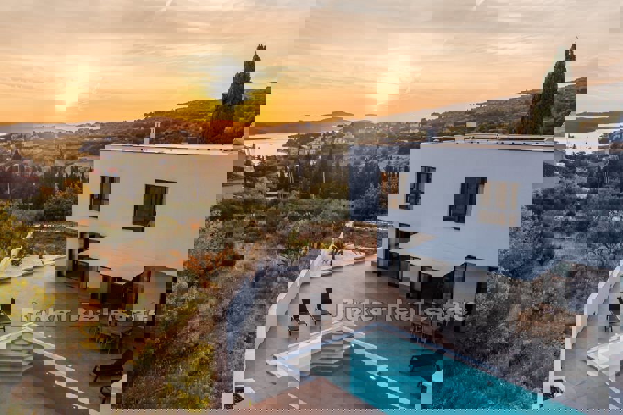 Villa di nuova costruzione con piscina e vista mare