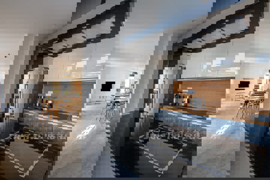 Villa di nuova costruzione con piscina e vista mare