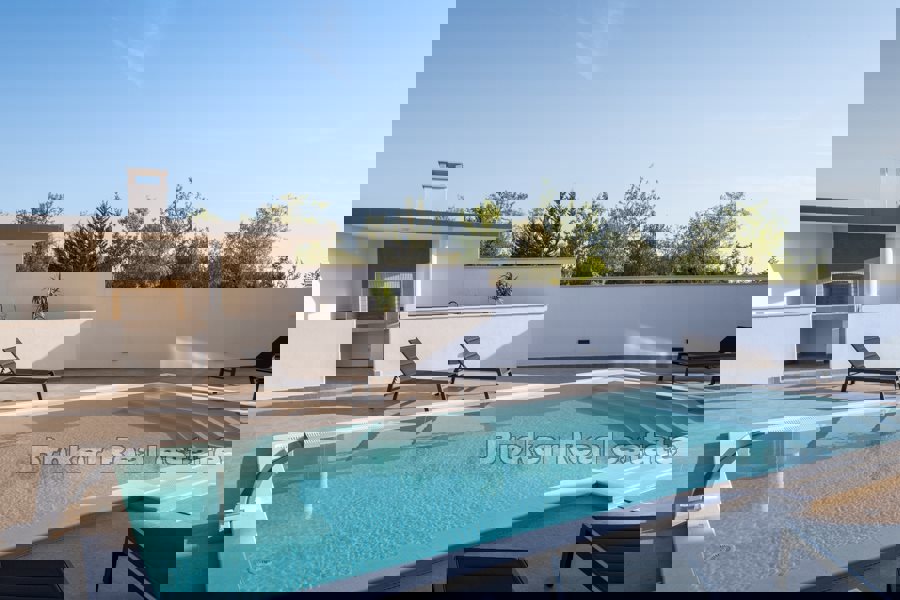 Villa di nuova costruzione con piscina e vista mare