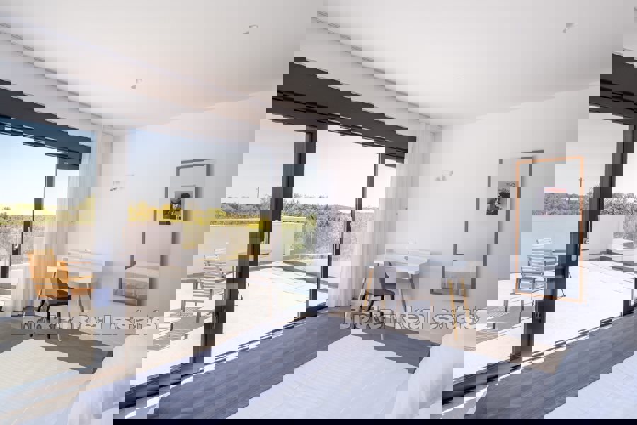 Villa di nuova costruzione con piscina e vista mare