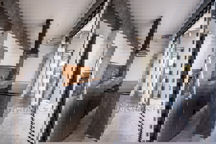 Villa di nuova costruzione con piscina e vista mare