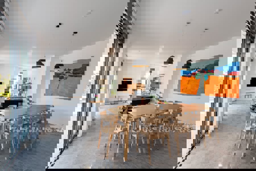 Villa di nuova costruzione con piscina e vista mare