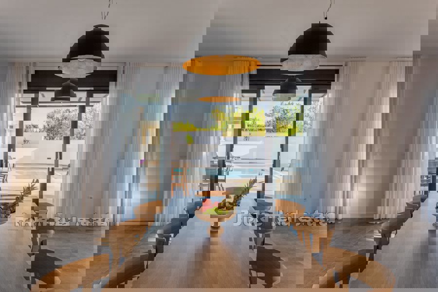 Villa di nuova costruzione con piscina e vista mare