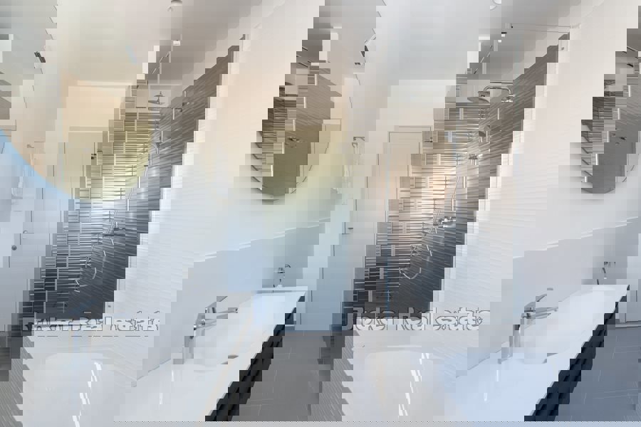 Villa di nuova costruzione con piscina e vista mare