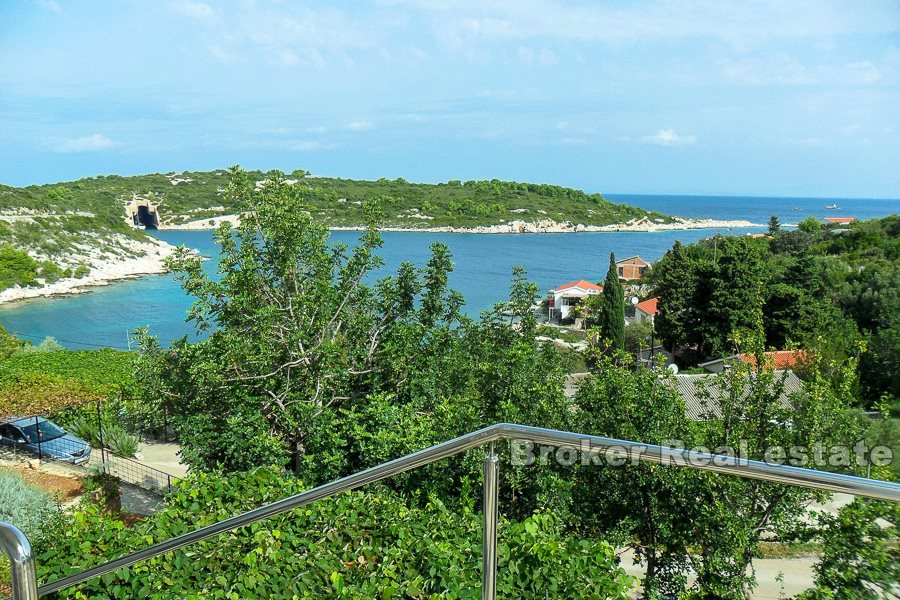 Casa indipendente con una bellissima vista sulla baia, in vendita