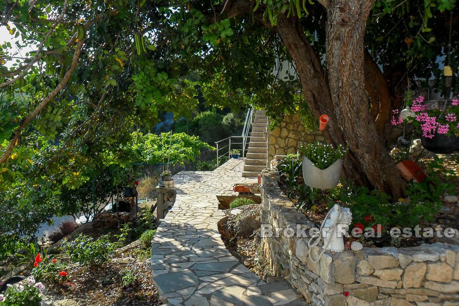 Casa indipendente con una bellissima vista sulla baia, in vendita