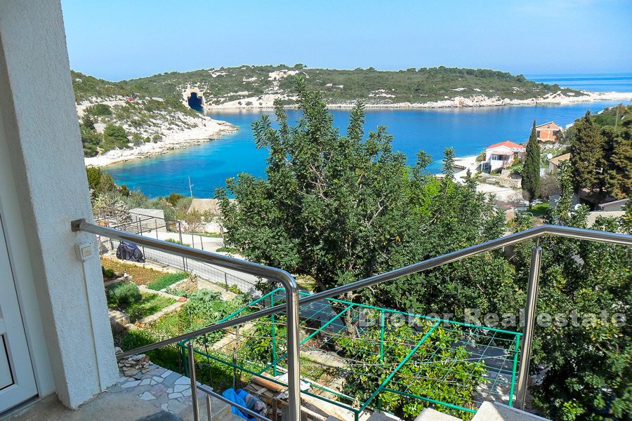 Casa indipendente con una bellissima vista sulla baia, in vendita