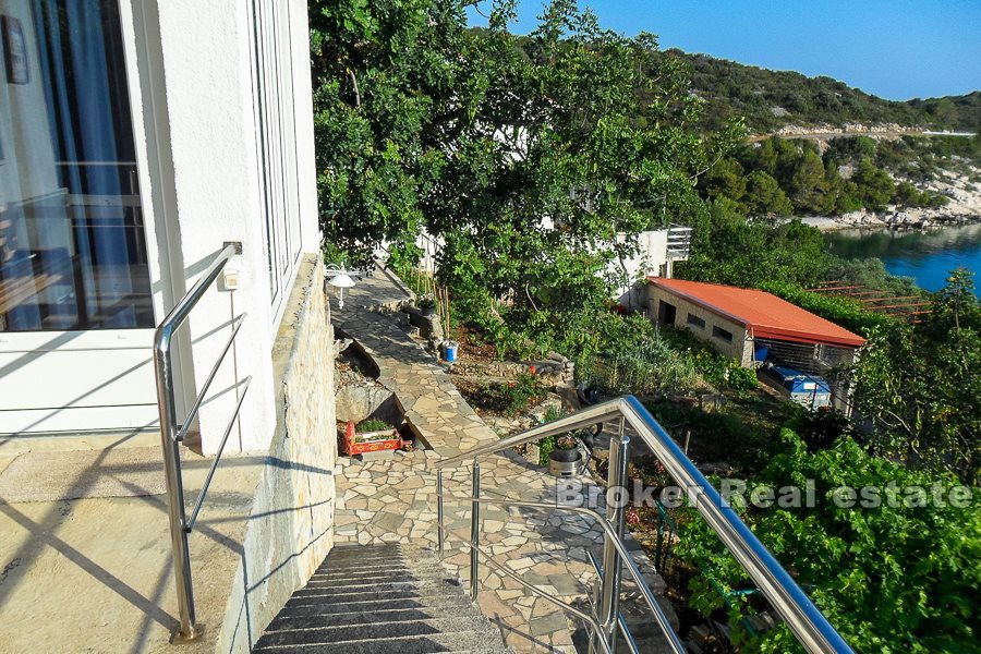 Casa indipendente con una bellissima vista sulla baia, in vendita