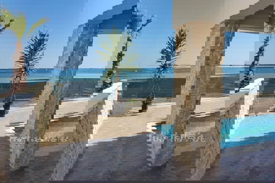 Nuova villa, prima fila al mare