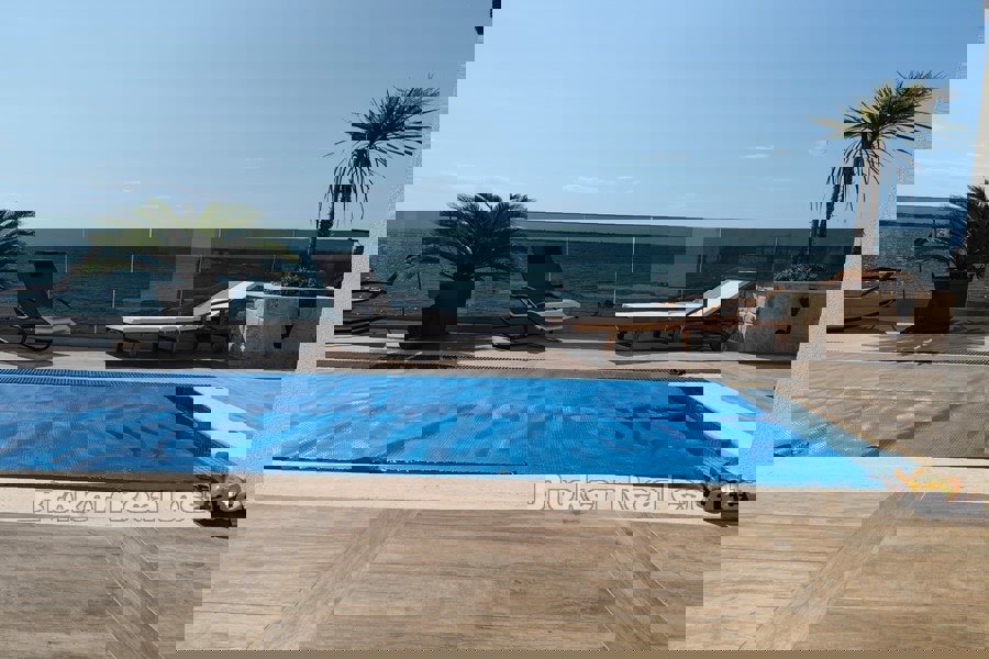 Nuova villa, prima fila al mare