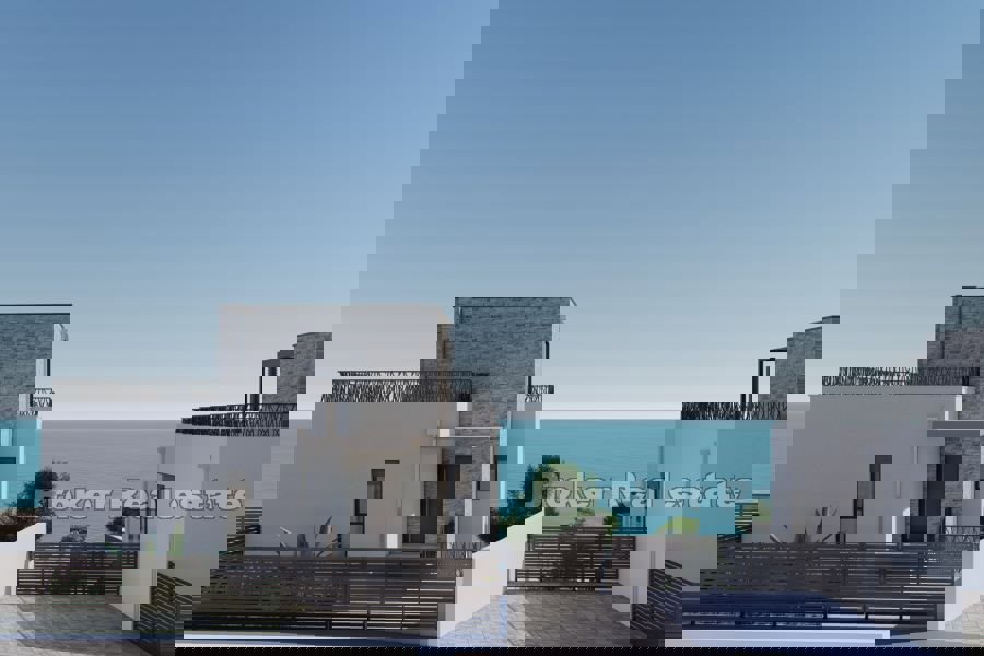 Villa di nuova costruzione con piscina in seconda fila al mare