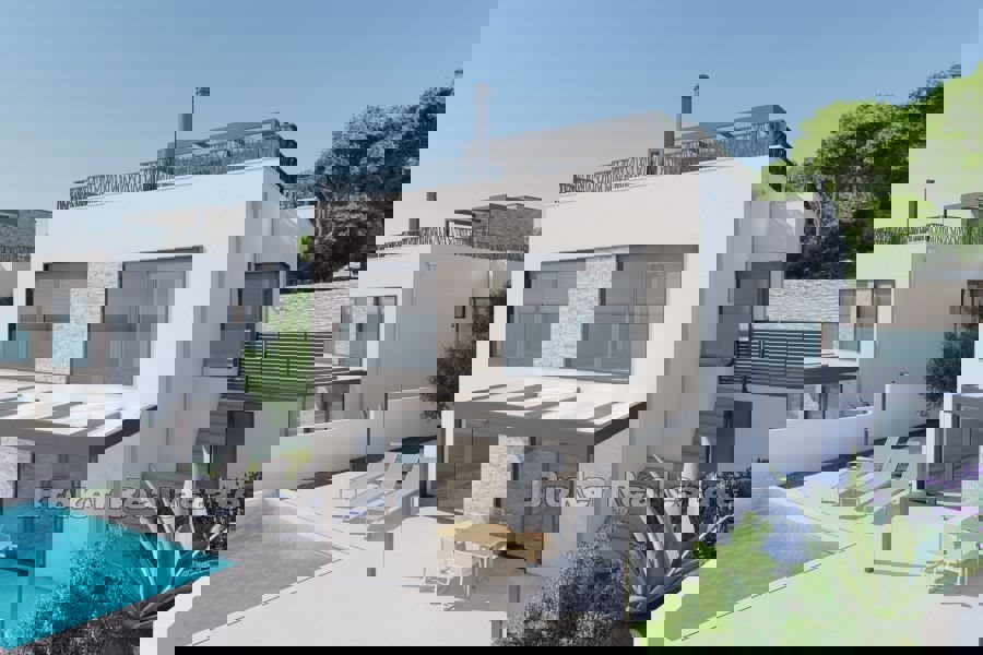 Villa di nuova costruzione con piscina in seconda fila al mare