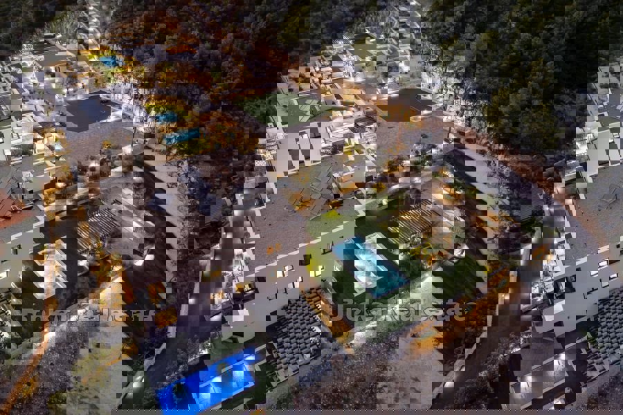 Esclusivo appartamento quadrilocale con piscina