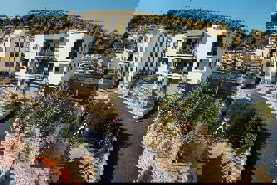 Esclusivo appartamento quadrilocale con piscina