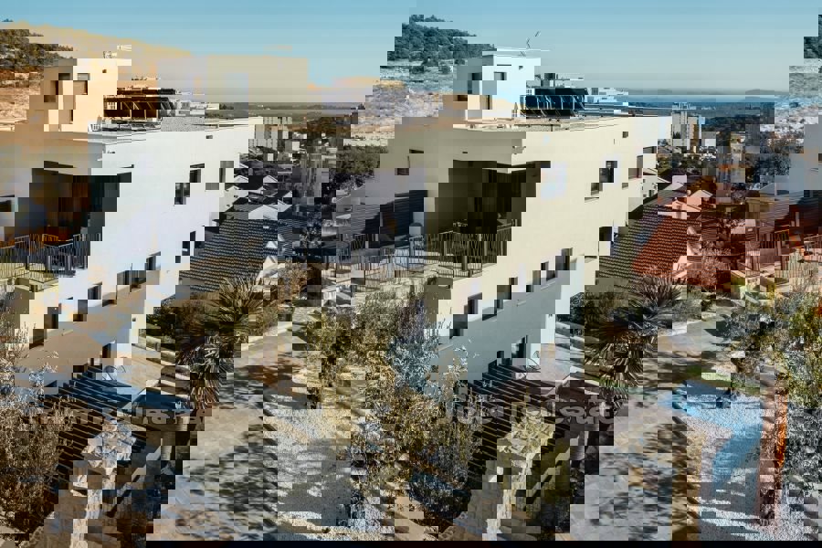 Esclusivo appartamento quadrilocale con piscina