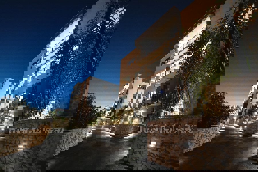 Esclusivo appartamento quadrilocale con piscina