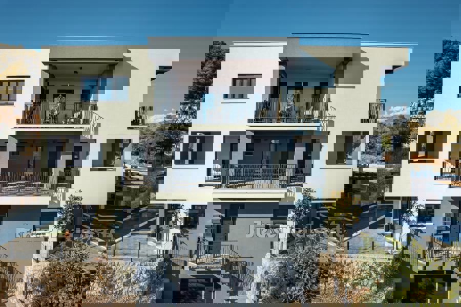 Esclusivo appartamento quadrilocale con piscina