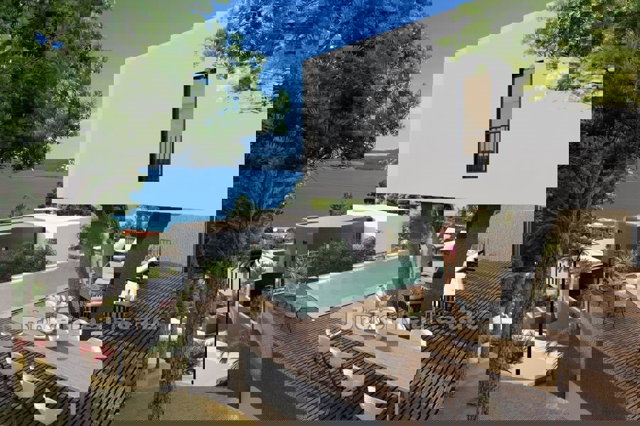 Villa bifamiliare di lusso con piscina