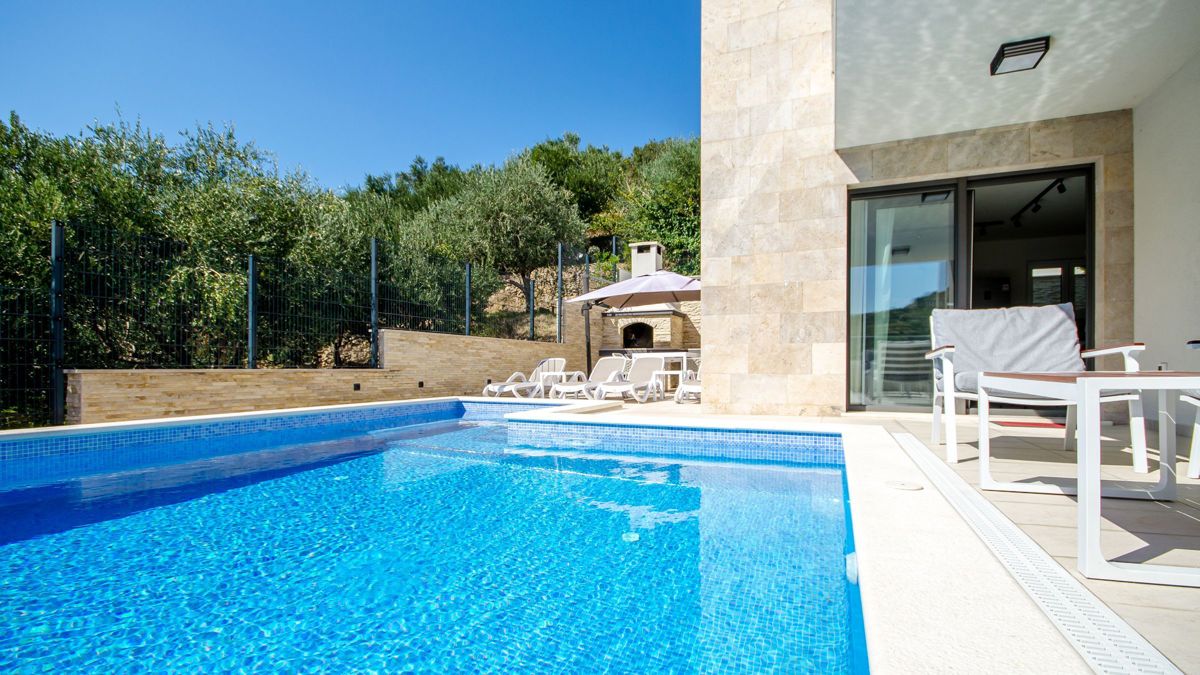 Villa di recente costruzione con piscina