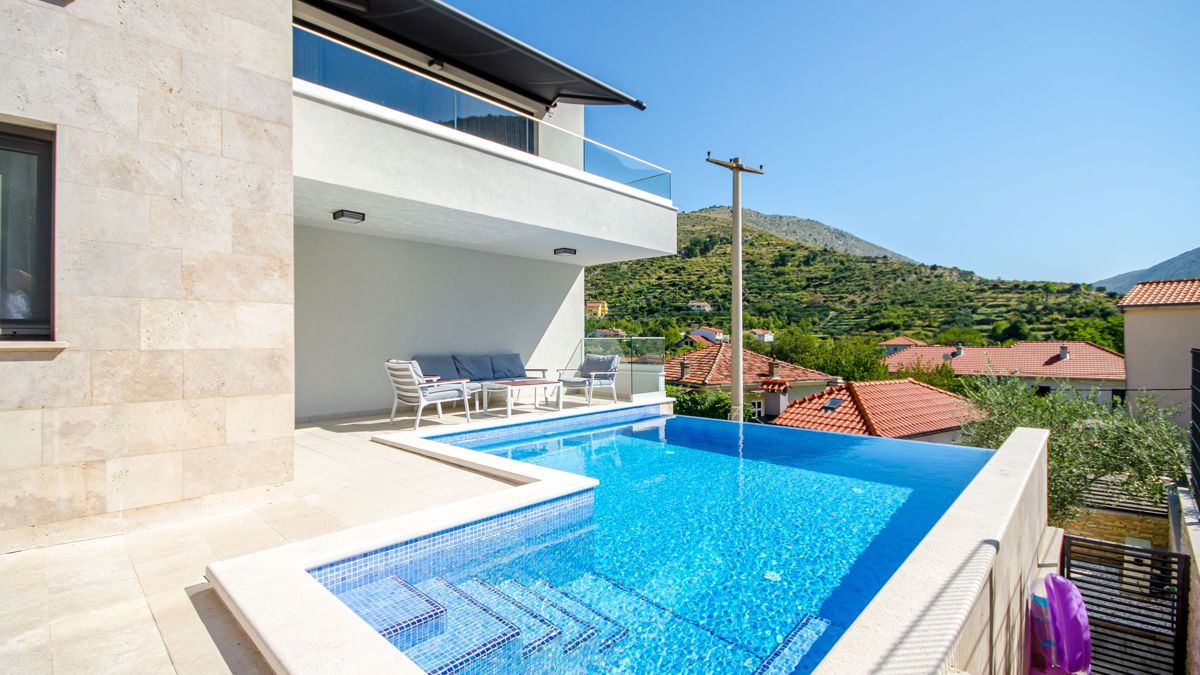 Villa di recente costruzione con piscina