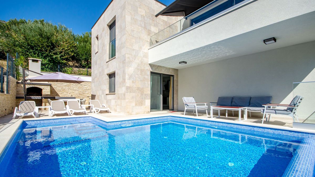 Villa di recente costruzione con piscina