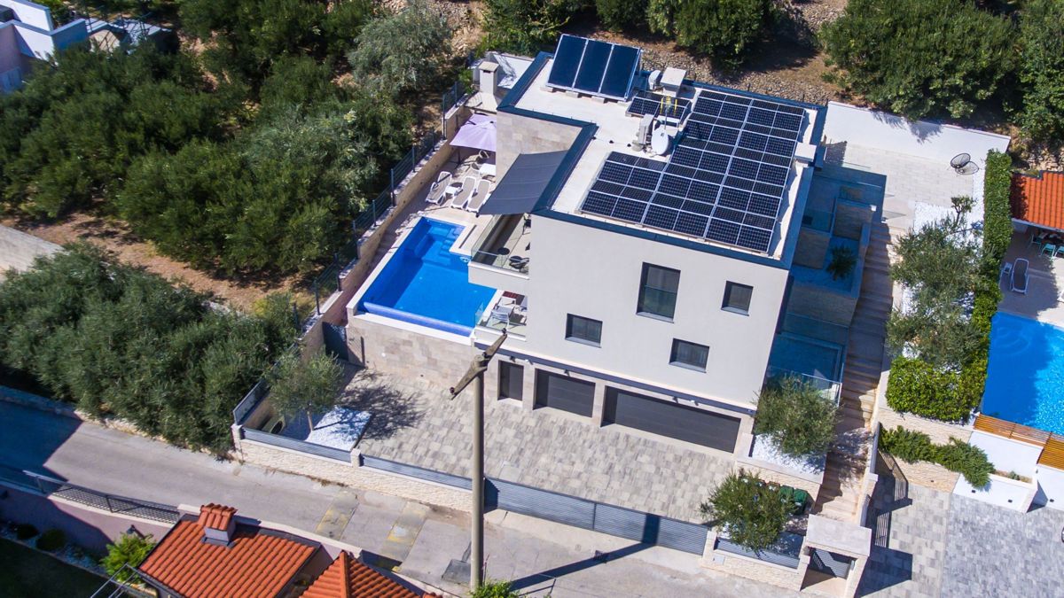 Villa di recente costruzione con piscina