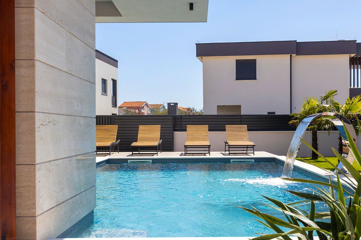 Villa di nuova costruzione con piscina poco distante dal mare