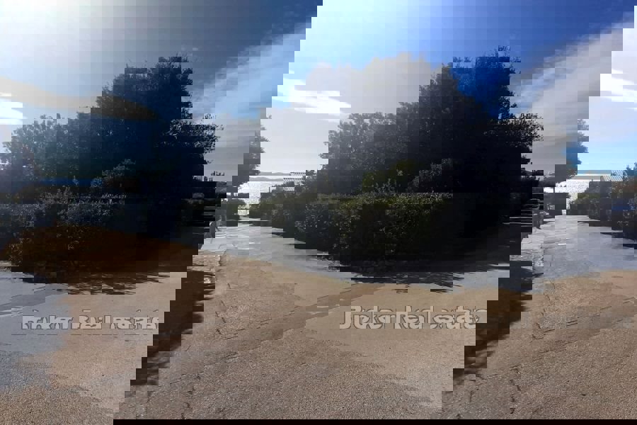 Piano terra da ristrutturare vicino al mare