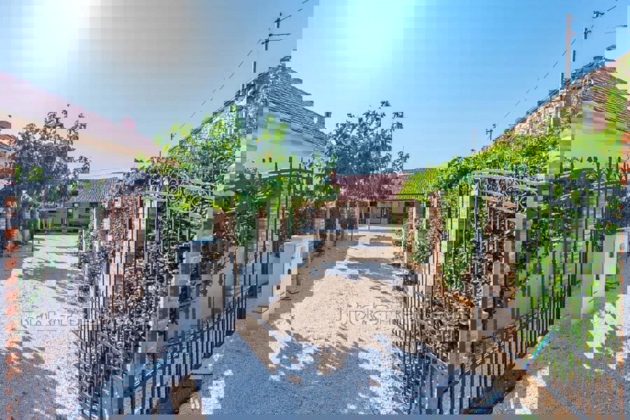 Casa in pietra con piscina vicino a Zara