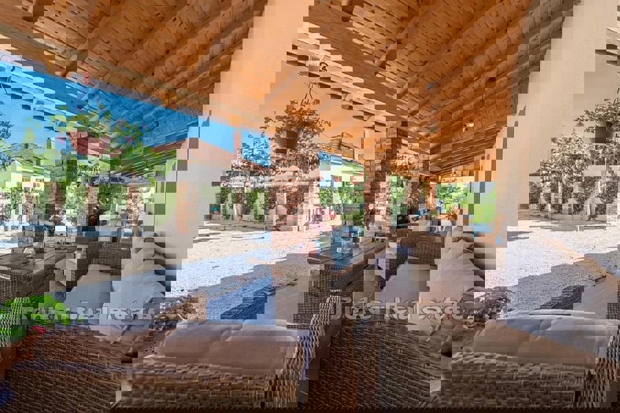 Casa in pietra con piscina vicino a Zara