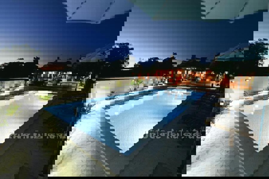 Casa in pietra con piscina vicino a Zara