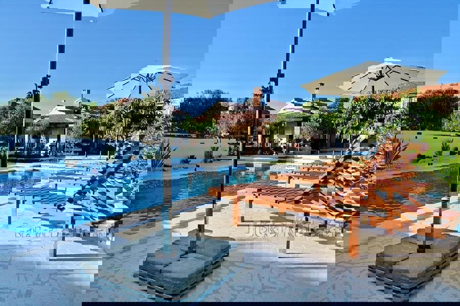 Casa in pietra con piscina vicino a Zara