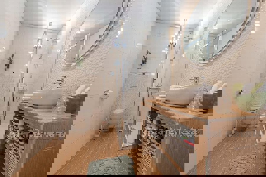 Casa in pietra con piscina vicino a Zara