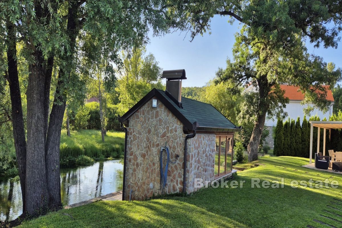 Casa indipendente in riva al fiume con piscina e giardino paesaggistico