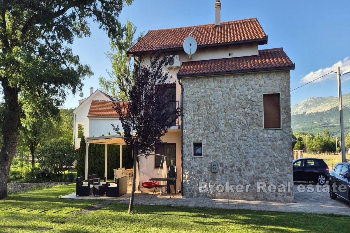 Casa indipendente in riva al fiume con piscina e giardino paesaggistico