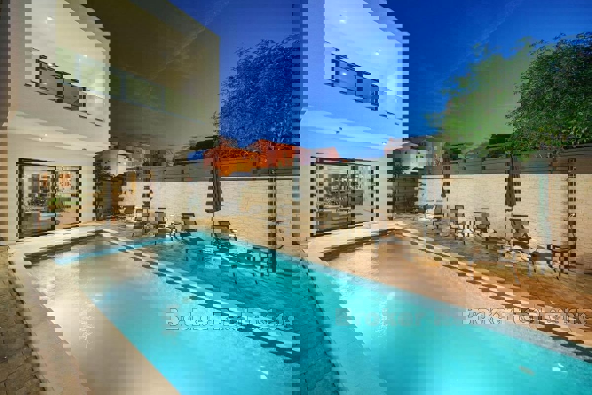 Villa con piscina riscaldata in una posizione tranquilla