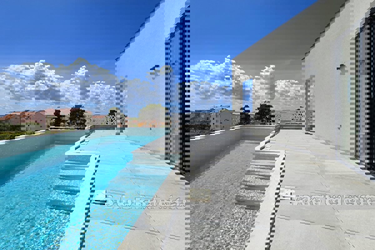 Ville moderne con vista mare