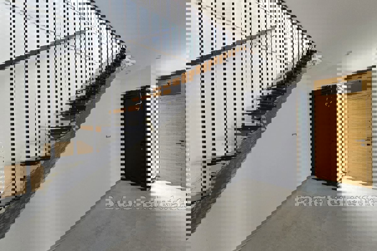 Ville moderne con vista mare