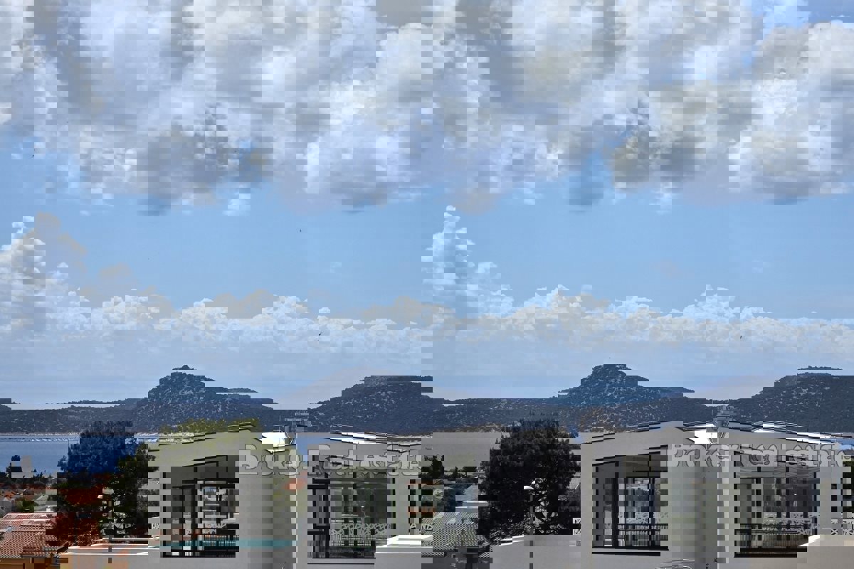 Ville moderne con vista mare