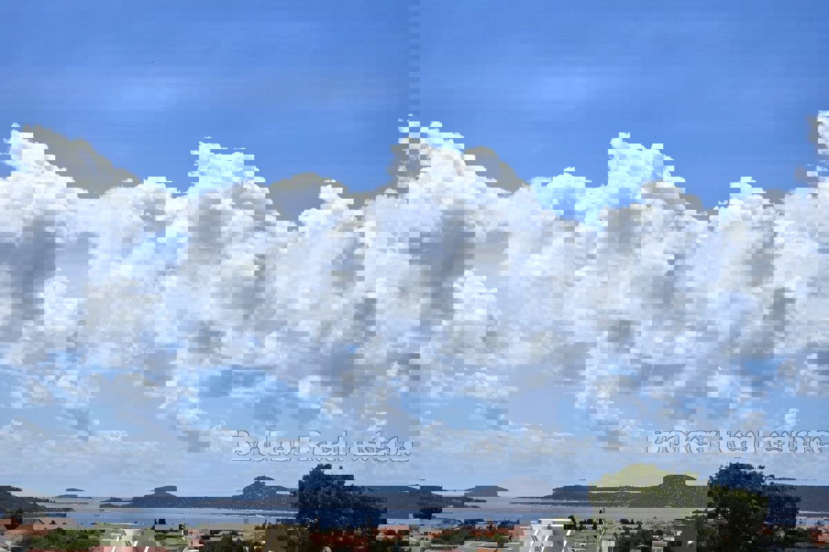 Ville moderne con vista mare