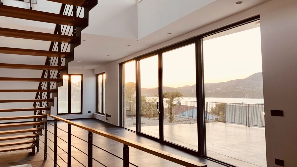 Villa moderna con vista panoramica sul mare