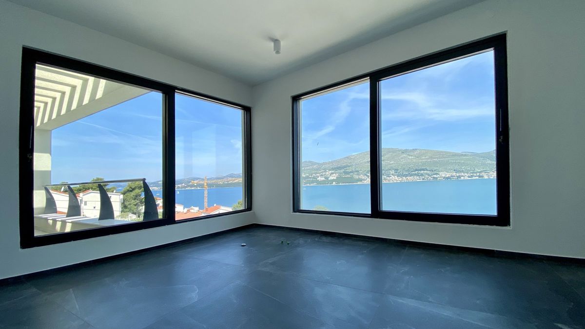 Villa moderna con vista panoramica sul mare